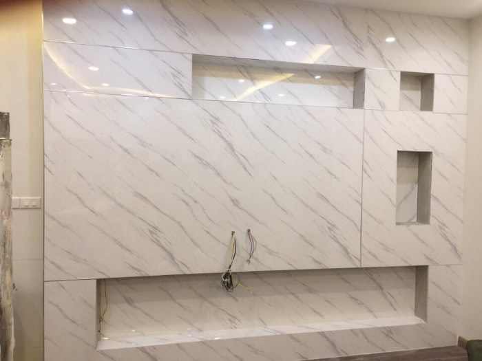 Có nên thi công tấm ốp tường PVC giả đá cho nhà ở hay không?