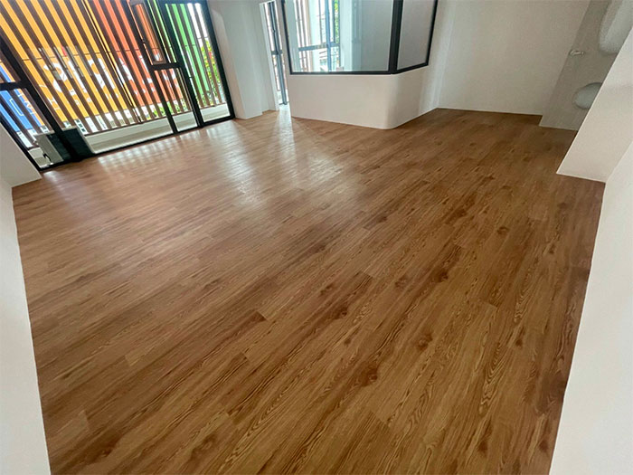 Mẫu sàn nhựa vân gỗ giúp người dùng dễ dàng lựa chọn màu sắc phù hợp với nội thất.