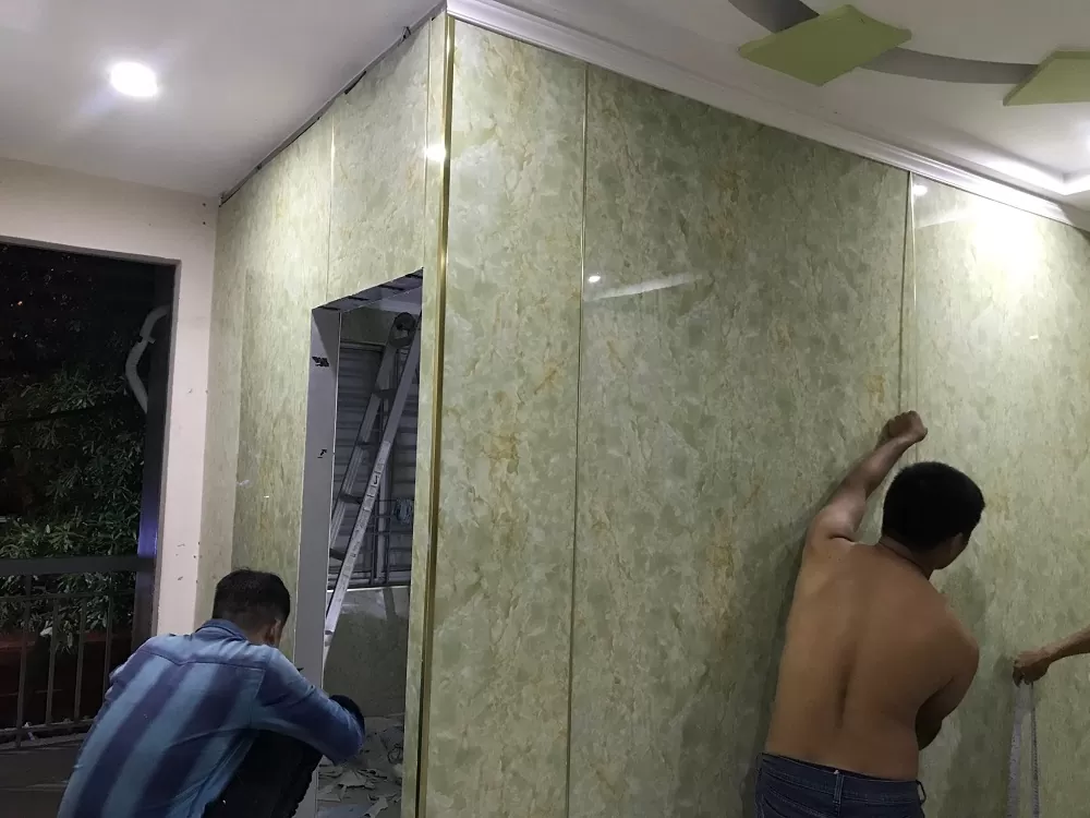 Thi công tấm ốp PVC vân đá cho nhà ở